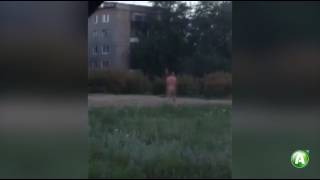 Голый мужчина разгуливает в Рудном - июля 2017