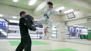 飛び蹴り少女たちの壮絶稽古／『ハイキック･エンジェルス』