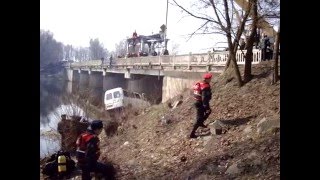 Маршрутка упала с моста Добруш