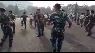 FUNNY SOLDIER I Indonesian soldiers in Gemu Fa Mi Re dancing