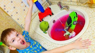 Дети САМИ спасают ИГРУШКИ и МАШИНКИ из гигантской СЛИЗИ! Рома и Хелпик