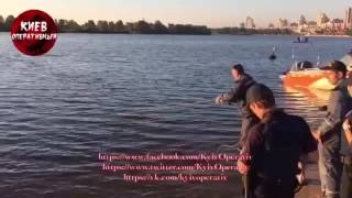 Оболонская набережная, водолазы достают с дна труп молодого парня. Видео 21+