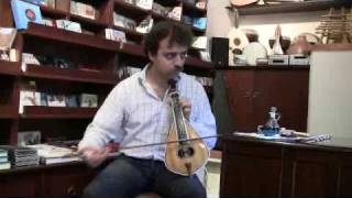 Ο Αλέξανδρος Παπαδάκης παίζει λύρα - Aleksandros Papadakis plays lyra