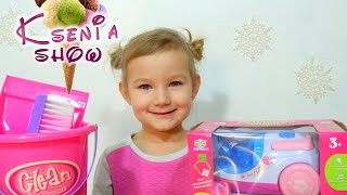 Ксюша играет с игрушечным пылесосом - Детский канал Ksenia playing with a toy vacuum cleaner