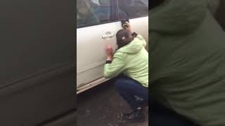Девушка машыну вытирает грязи 02