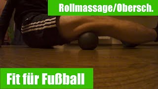 Übung mit Blackroll / Faszienrollmassage Oberschenkel hinten für Regeneration bei Fußball - Spielern