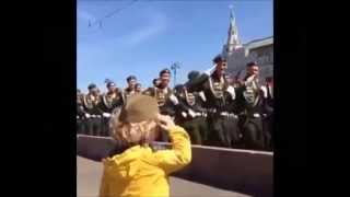 Солдаты отдают честь ребенку.на Параде Победы 2015▲Click To Share▼
