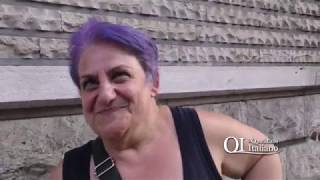Tina, capelli color lavanda e voglia di civiltà: "Se li rimproveriamo i luridi ci minacciano"