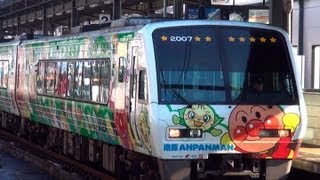 JR四国2000系の"アンパンマン列車" ～宇多津駅を出発～