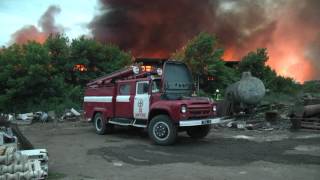 В м. Городок вогнеборці ліквідували пожежу складської будівлі з відходами текстильного виробництва