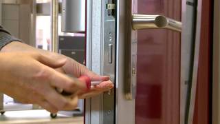 KÜHN Sicherheit - Swantje erklärt "Schließzylinder tauschen"