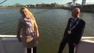 Novinarka usred intervjua pala u more sa broda HIT Reporter fell into the sea during the interview
