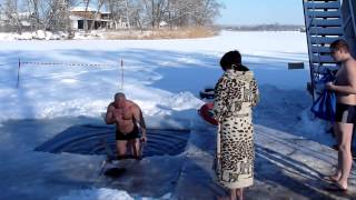 19  01  2014 Крещение  Харьков Купание в проруби