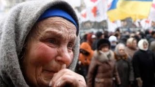 БАБУШКА расплатилась за продукты , и уронила платочек , в котором пенсия лежала , а потом