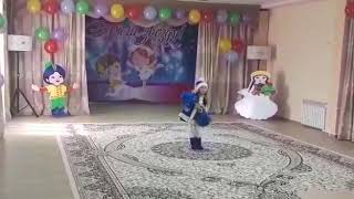Потолок ледяной , дверь скрипучая....,а Милане без сапог даже  лучше!!!