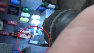 Замена предохранителя фары 25А в монтажном блоке под капотом KIA - Spectra