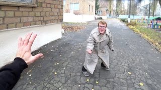 МЫ ПОЙМАЛИ ЕГО. ОН БЕЖАЛ ЗА ШКОЛЬНИКОМ. ПАША ПЭЛ спасибо за идею