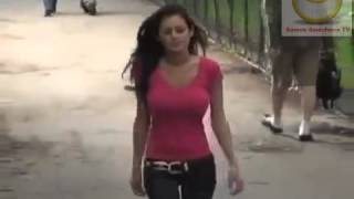 Приколы Как Девушки привлекают внимание мужчин How to attract the attention of men