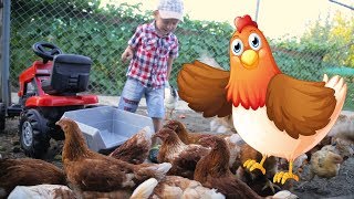 Играем с трактором. На ферме у бабушки кормим курочек