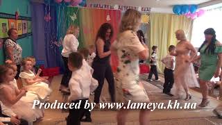 Танец мальчиков и мам на утреннике