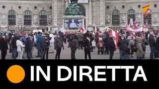 Vienna: folla marcia contro le restrizioni anti-Covid e l’obbligo vaccinale