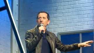 Les Enfoirés 2013 Paris Bercy - Gad Elmaleh / Une souris verte & Petit Oiseau