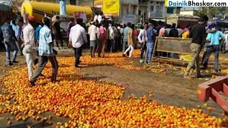 Farmers Dump Tonnes of Tomatoes on Road in Chhattisgarh