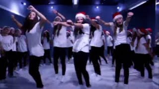 Зажигательный Новогодний танец девушек!