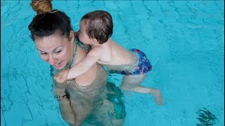 БЕБЕ СЕ УЧИ ДА ПЛУВА ПОД ВОДА