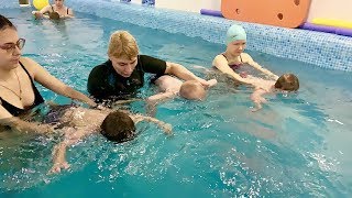 Малыши плавают просто супер-Обучение плаванию в бассейне в Минске для детей (Курсы,Секция,занятия)