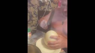 Разбить страусиное яйцо