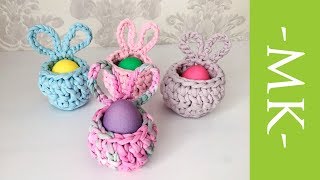 Подставка-кролик под пасхальное яйцо крючком из трикотажной пряжи