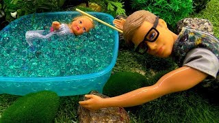 Video con i giocattoli. Giochi per bambini con le bambole. Barbie, Ken e Evi vanno al bosco
