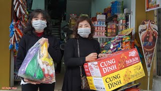 Hồng Anh Giới Thiệu Thực Phẩm Dự Trữ và Đi Mua Mì Tôm Xúc Xích Cùng Mẹ - MN Family Vlogs