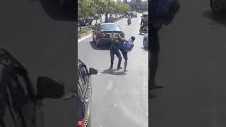Va chạm trên đường, hùng hổ đánh nhau gặp đúng nhà vô địch Muay Thái
