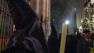 La lluvia obliga a La Soledad a quedarse dentro de la Catedral