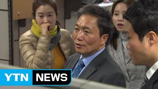[영상] "정보위원장직 내려놔라"...봉변 당한 이학재 / YTN
