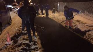 В Москве горячий асфальт кладут прямо в сугробы