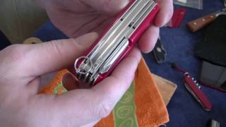 Victorinox меняем накладки, добавляем ручку, чистим, смазываем.