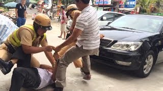 Tài xế lao thẳng vào Cảnh sát giao thông để bỏ chạy, CSGT đập nát xe hơi và cái kết bất ngờ