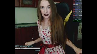 Девушка сняла платье на стриме [18+]