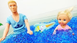 Video con i giocattoli. Giochi per bambini con le bambole Barbie. Una giornata al lago con Papà