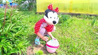 София как Minnie Mouse , ищет на время сюрпризы.