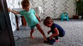 Братишка,давай помогу одеть штаны. Приколы про детей.