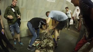 Неадекватная женщина пыталась съесть котенка в Киеве