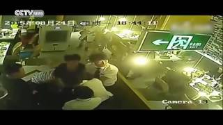 Nhân viên đổ nước lẩu sôi lên đầu khách hàng đòi gặp quản lý, cửa hàng phải bồi thường 800 triệu