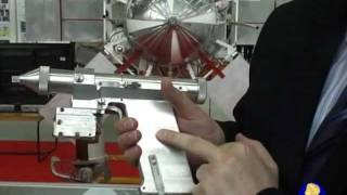 Космический спутник Итнеркосмос и лазерный пистолет.