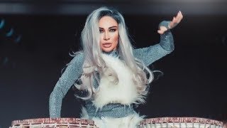 Мунисани сахнада кийими ечилиб кетди