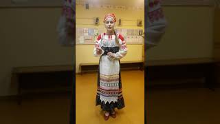 Красна девица гуляла