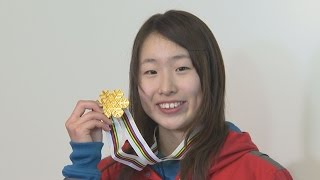 鬼塚選手が笑顔の帰国 スノボ世界選手権で最年少Ｖ